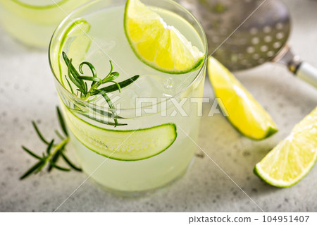 Cucumber gin gimlet 104951407