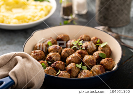 Swedish meatballs in a cast iron pan 104951500