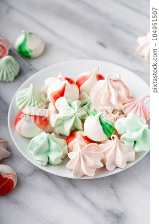 Red and white meringue kisses 104951507