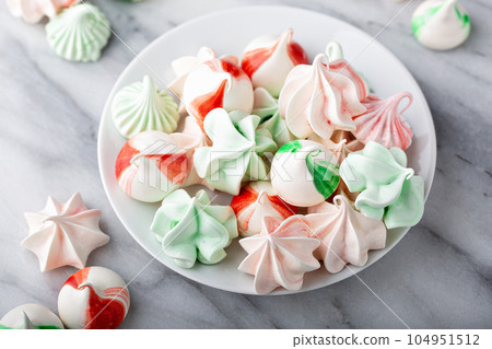 Red and white meringue kisses 104951512