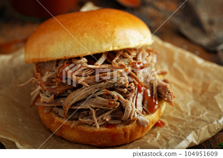 Pulled pork sandwich 104951609