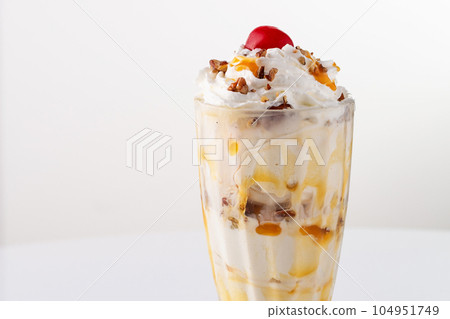 Caramel pecan ice cream sundae 104951749