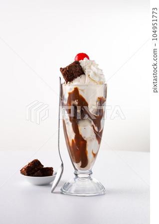 Chocolate ice cream sundae with whipped cream 104951773