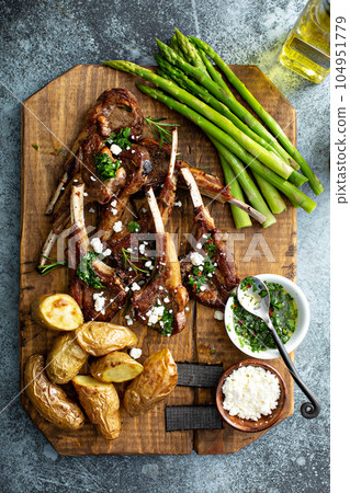 Grilled lamb chops with asparagus and potatoes 104951779