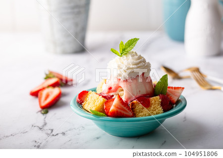 Summer dessert, pound cake with ice cream 104951806