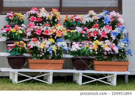 potted artificial flowers 104951864