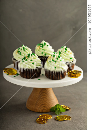 Saint Patrick day cupcakes 104951965
