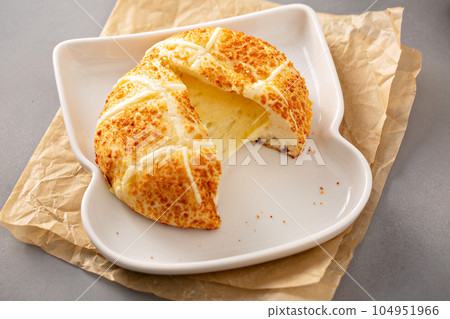 Mozzarella bun with melty cheese filling 104951966