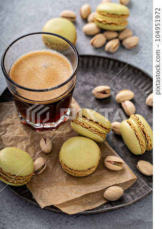Pistachio macarons with coffee 104951972