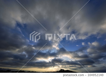 夏日清晨的天空，光線透過雲層閃耀・超廣角・以天空為主・230712am 104952140