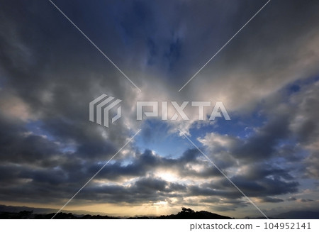 夏日清晨的天空，光線透過雲層閃耀・超廣角・以天空為主・230712am 104952141