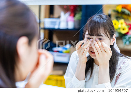 年輕女子在化妝間哭泣 104954707