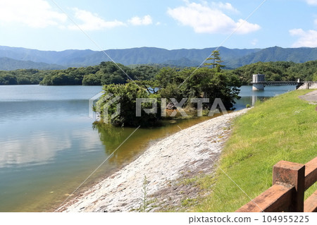 [香川縣] 晴朗的萬野池（日本第一的蓄水池） 104955225