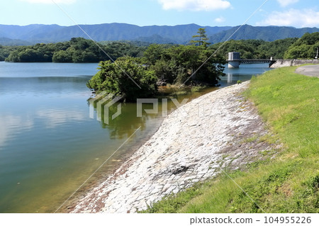 [香川縣] 晴朗的萬野池（日本第一的蓄水池） 104955226