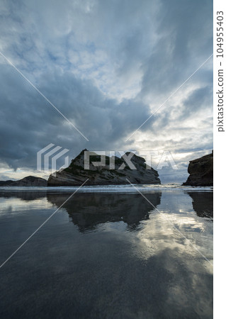 新西蘭 Wharariki 海灘的拱門群島和塔斯曼海 新西蘭 Wharariki 海灘的拱門群島和塔斯曼海 104955403