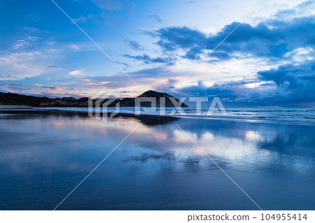 新西蘭日落天空和沃拉里基海灘 104955414