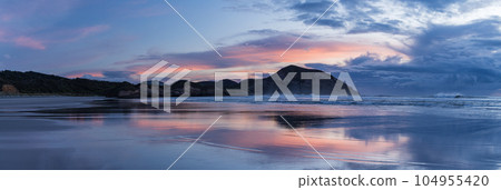新西蘭日落天空和沃拉里基海灘 104955420