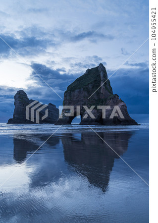 新西蘭 Wharariki 海灘的拱門群島和塔斯曼海 104955421