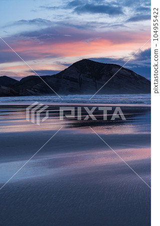 新西蘭日落天空和沃拉里基海灘 104955422