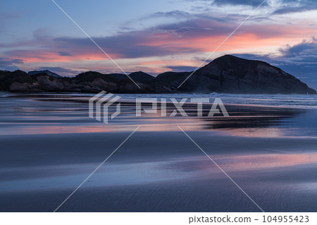 新西蘭日落天空和沃拉里基海灘 104955423