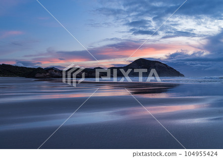 新西蘭日落天空和沃拉里基海灘 104955424