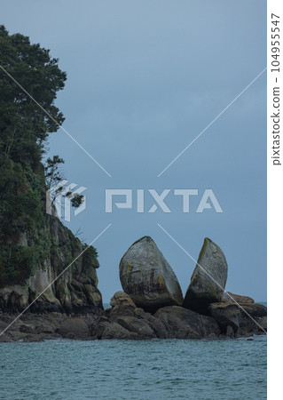 新西蘭亞伯塔斯曼國家公園的裂開蘋果岩 新西蘭亞伯塔斯曼國家公園的裂開蘋果岩 104955547