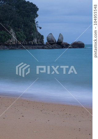 新西蘭亞伯塔斯曼國家公園的裂開蘋果岩 新西蘭亞伯塔斯曼國家公園的裂開蘋果岩 104955548