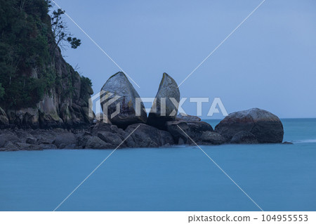 新西蘭亞伯塔斯曼國家公園的裂開蘋果岩 104955553