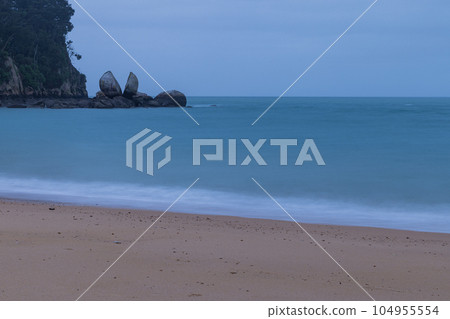 Split Apple Rock in Abel Tasman National Park, New Zealand 104955554