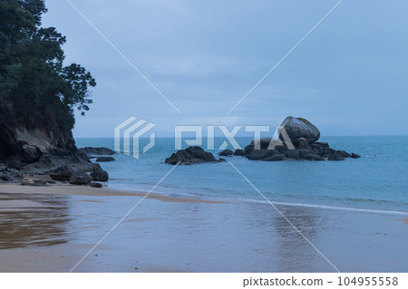 Split Apple Rock in Abel Tasman National Park, New Zealand 104955558