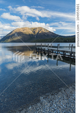 從新西蘭尼爾森湖國家公園的碼頭看到羅托伊蒂湖和羅伯特山 104955601