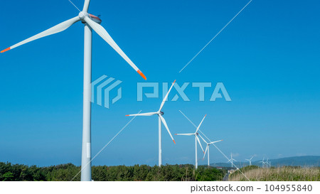 藍天中閃耀的風力發電機(鳥取縣北榮町) 藍天中閃耀的風力發電機(鳥取縣北榮町) 104955840