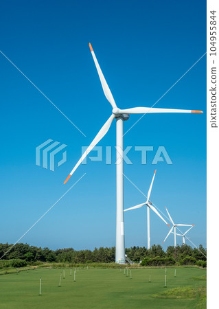 A wind power generator shining in the blue sky (Hokuei Town, Tottori Prefecture) 104955844