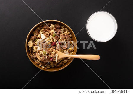 Granola Chocolate & Raspberry 104956414