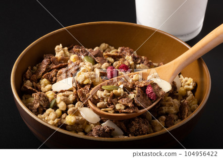 格蘭諾拉麥片巧克力和覆盆子 格蘭諾拉麥片巧克力和覆盆子 104956422