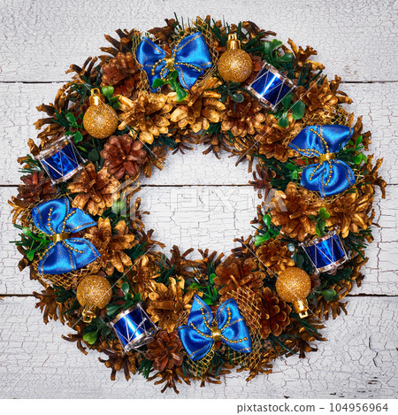 Christmas wreath on white painted wooden background 104956964