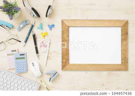 Scenery on a desk with a message board Unmanned bird's-eye view Scenery on a desk with a message board Unmanned bird's-eye view 104957436
