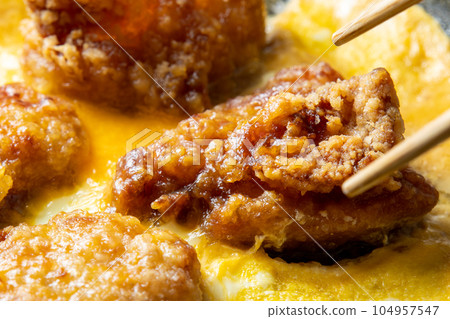 雞肉煎蛋結合烹飪場景。剩下的油炸食品翻拍圖像。 雞肉煎蛋結合烹飪場景。剩下的油炸食品翻拍圖像。 104957547