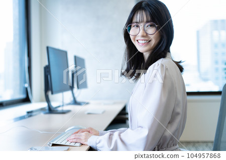 在辦公室工作的中年婦女 104957868