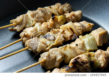 在煎鍋中重新加熱烤雞肉串的烹飪場景。 104957945