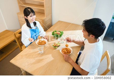 男人和女人在新房子裡吃飯 104958002