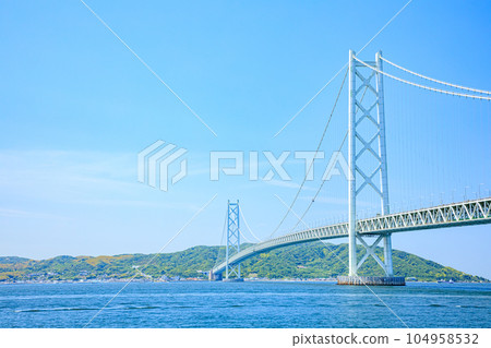 Akashi Kaikyo Bridge in early summer seen from Maiko Park, Kobe City, Hyogo Prefecture Akashi Kaikyo Bridge in early summer seen from Maiko Park, Kobe City, Hyogo Prefecture 104958532