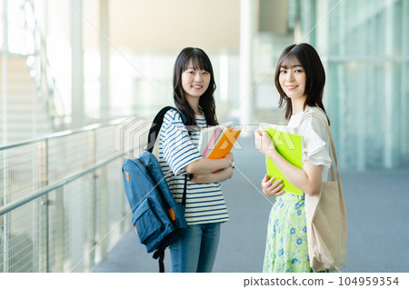 走在校園裡的女大學生 走在校園裡的女大學生 104959354