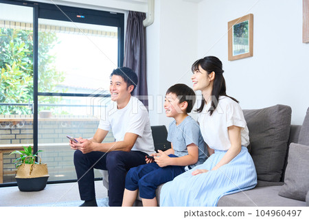 家長和孩子坐在沙發上享受遊戲 104960497