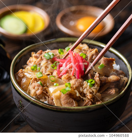 微波爐裡的牛肉碗下巴！經濟實惠的冷凍牛肉碗（加紅姜） 104960588