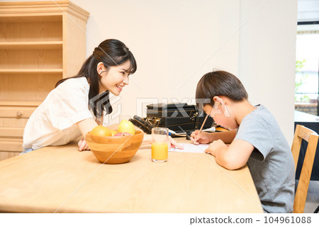 Parents and children studying in the living room Parents and children studying in the living room 104961088