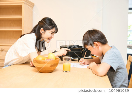 Parents and children studying in the living room Parents and children studying in the living room 104961089