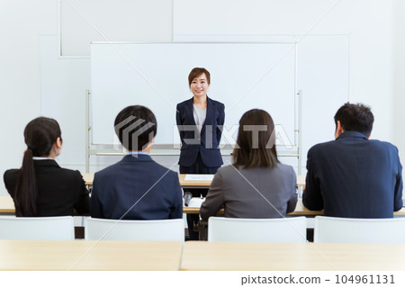 Company / company briefing session / study session / presentation / workshop / seminar teacher / lecturer / teacher / business woman 104961131