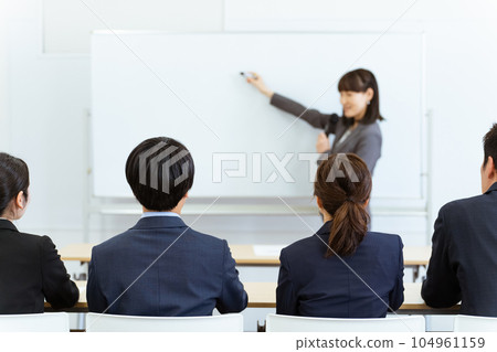 Students / businessmen listening to lecturers at company / company briefing session / study session / presentation / workshop / seminar / training 104961159
