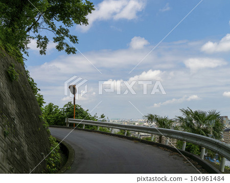 山路曲線鏡和藍天風景 山路曲線鏡和藍天風景 104961484